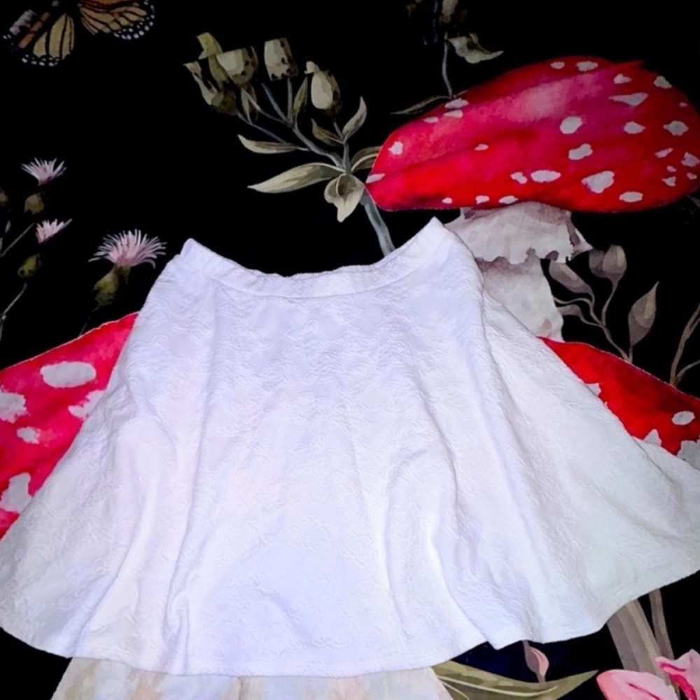Flirty Floral Pattern Embossed White/Cream Skater Flared Mini Skirt Sz: L